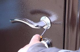 Замена дверной ручки металлической двери в Раменском