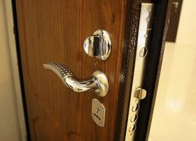 Замена входной двери в квартире в Раменском
