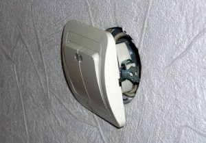 Замена выключателя света в квартире в Раменском