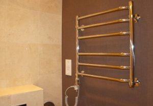 Установка электрического полотенцесушителя в ванной в Раменском