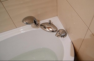Установка смесителя на ванну в Раменском